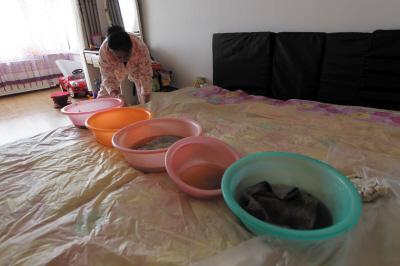 合江楼上漏水，住户失联，小区没物管，业主维权难！律师来支招……